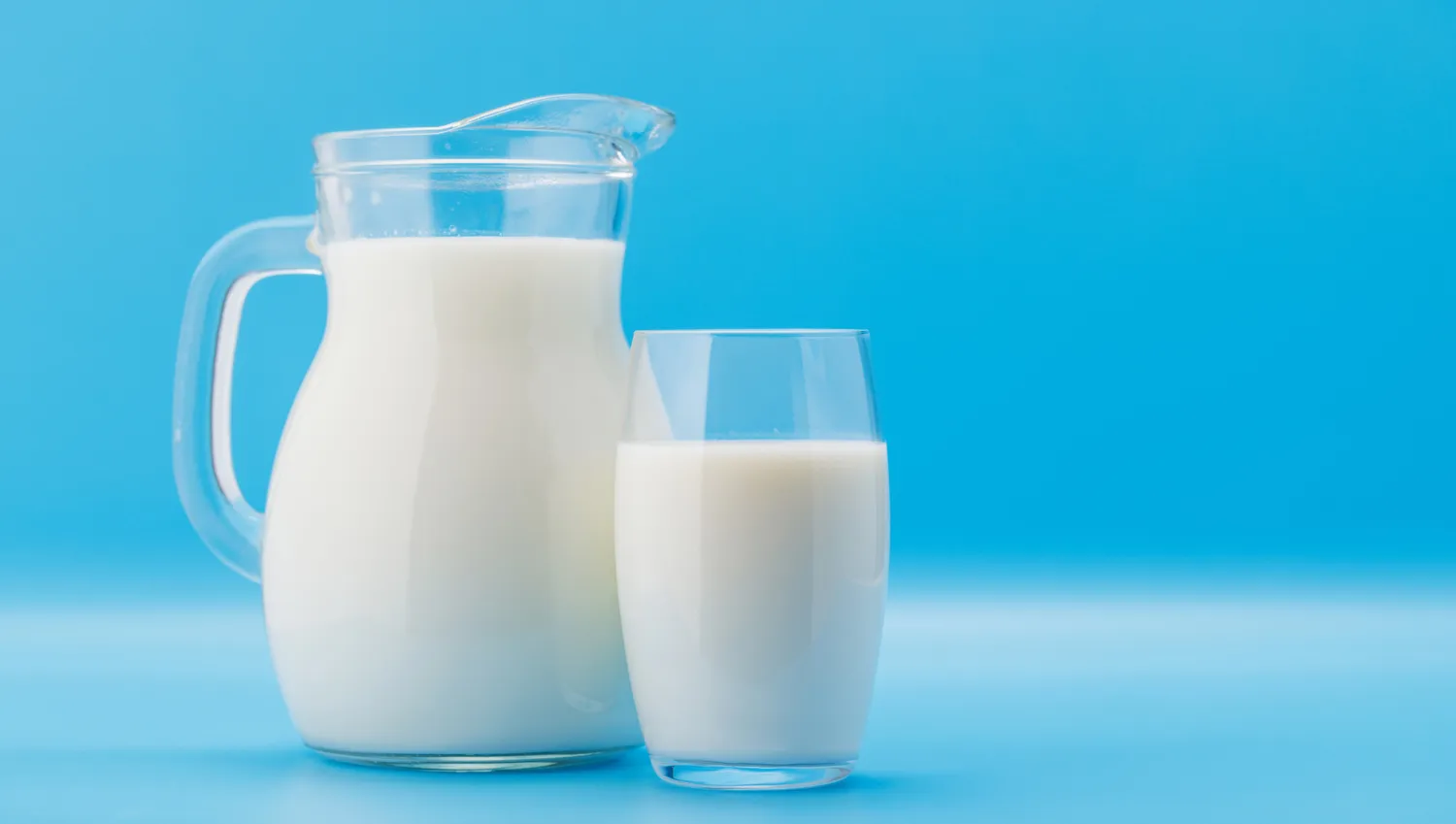 A glass of fresh white milk.